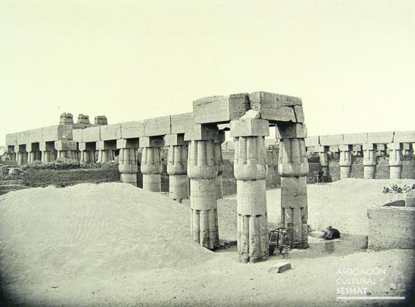 Sala de columnas del templo de Amenhotep III en Egipto